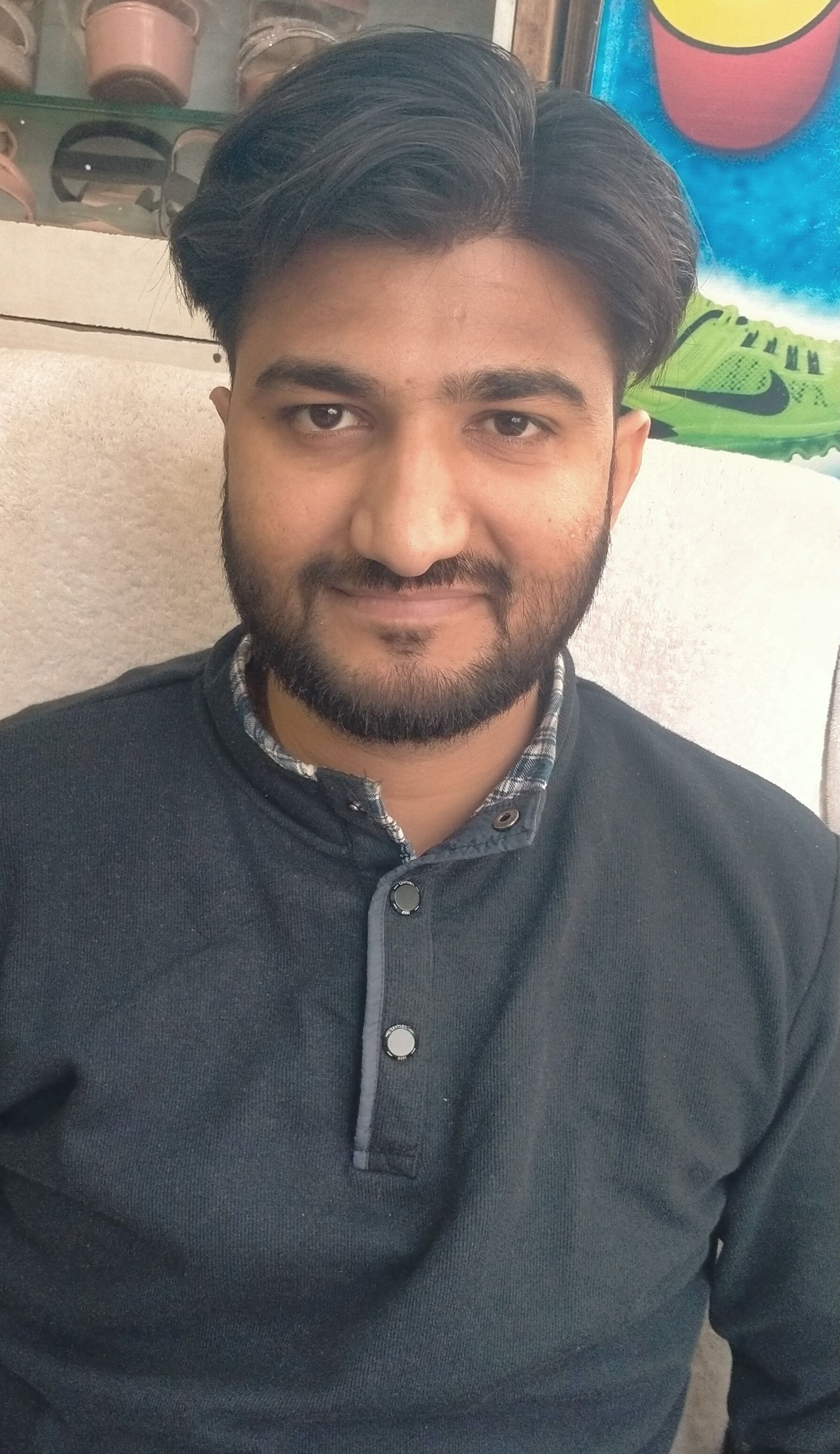 फोटो संख्या:67- शॉपिंग कॉम्प्लेक्स महेंद्रगढ़ में शोरूम से जूते  खरीदते  ग्राहक--संवाद