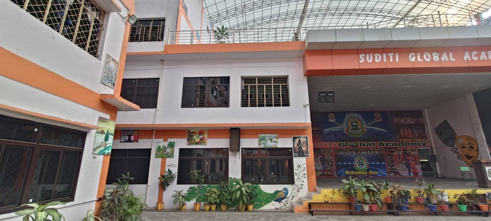 फोटो27 पोस्टमार्टम हाउस के बाहर बैठे छात्र के परिजन व समाज के नेता। संवाद