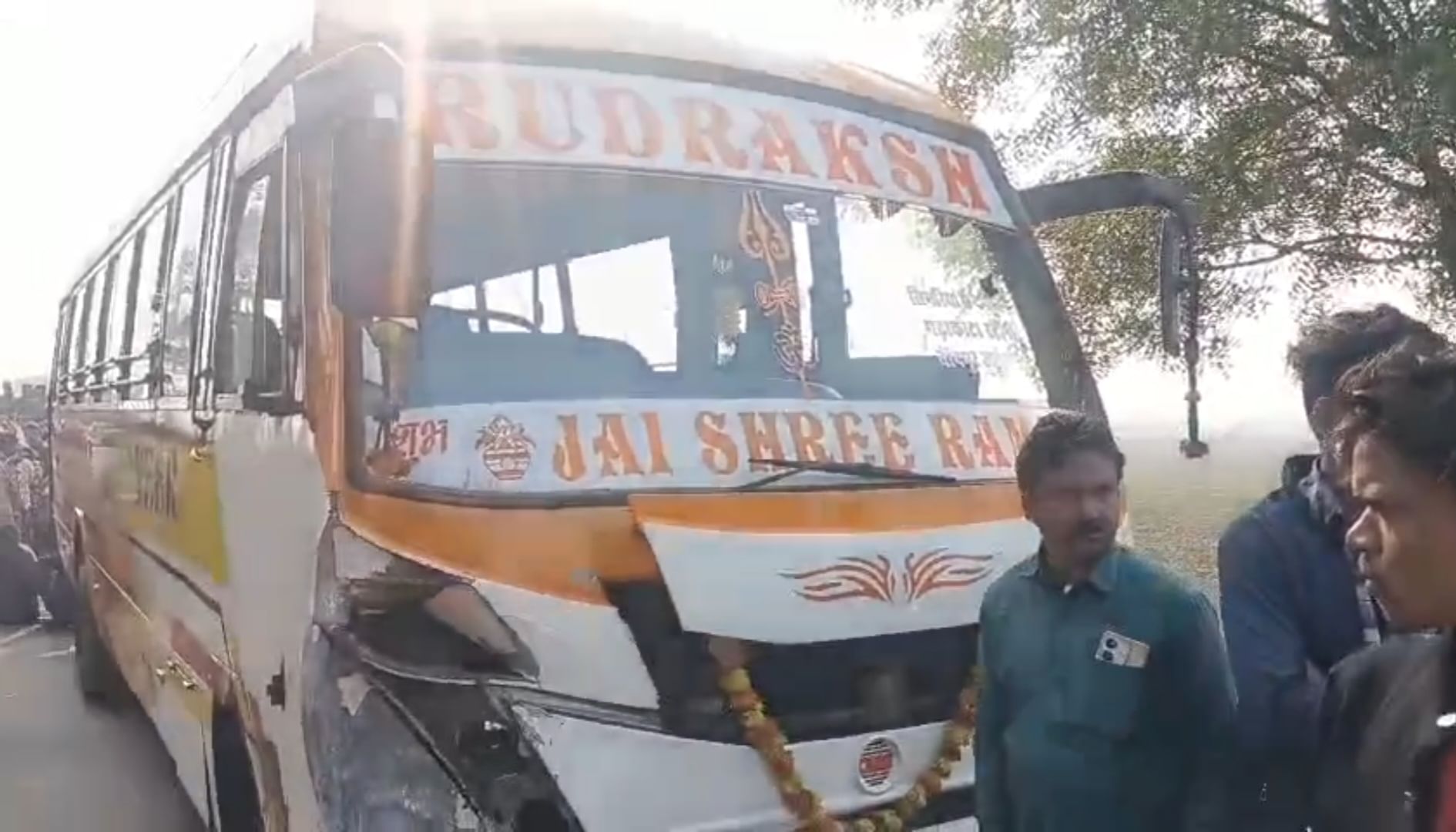 घटनास्थल पर जुटे लोग