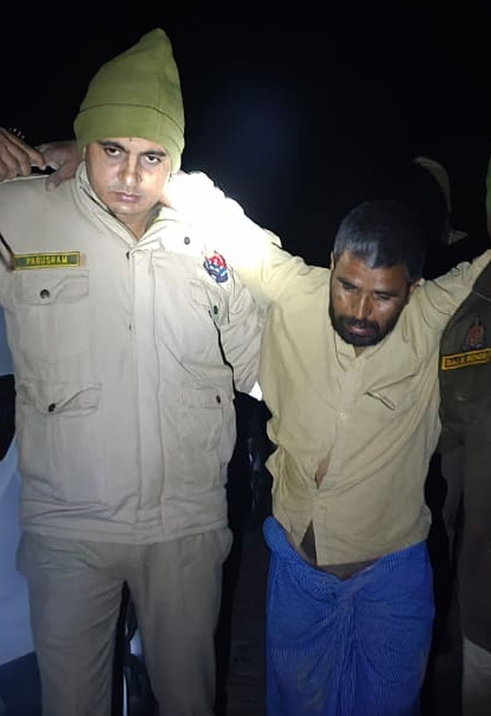 घायल सिपाही को ले जाते साथ्ज्ञी पुलिस कर्मी। संवाद घायल सिपाही को ले जाते साथ्ज्ञी पुलिस कर्मी। संवाद