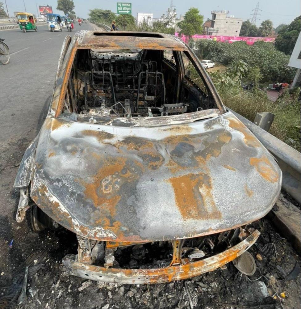 इलेक्ट्रिक कार में लगी आग।