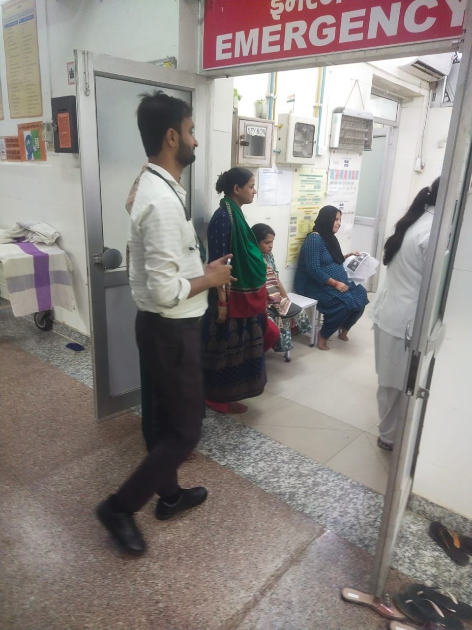 इमरजेंसी के गेट पर खड़ीं गर्भवतीं।