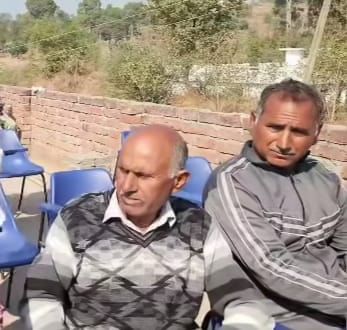 कालाकोट पंजनाड़ा सकूल के बच्चों की माता अर्चना देवी