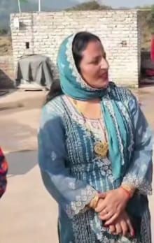 कालाकोट पंजनाड़ा सकूल के बच्चों की माता अर्चना देवी