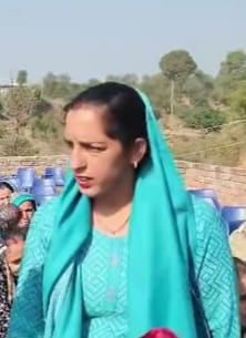 कालाकोट पंजनाड़ा सकूल के बच्चों की माता अर्चना देवी