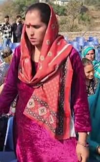 कालाकोट पंजनाड़ा सकूल के बच्चों की माता अर्चना देवी