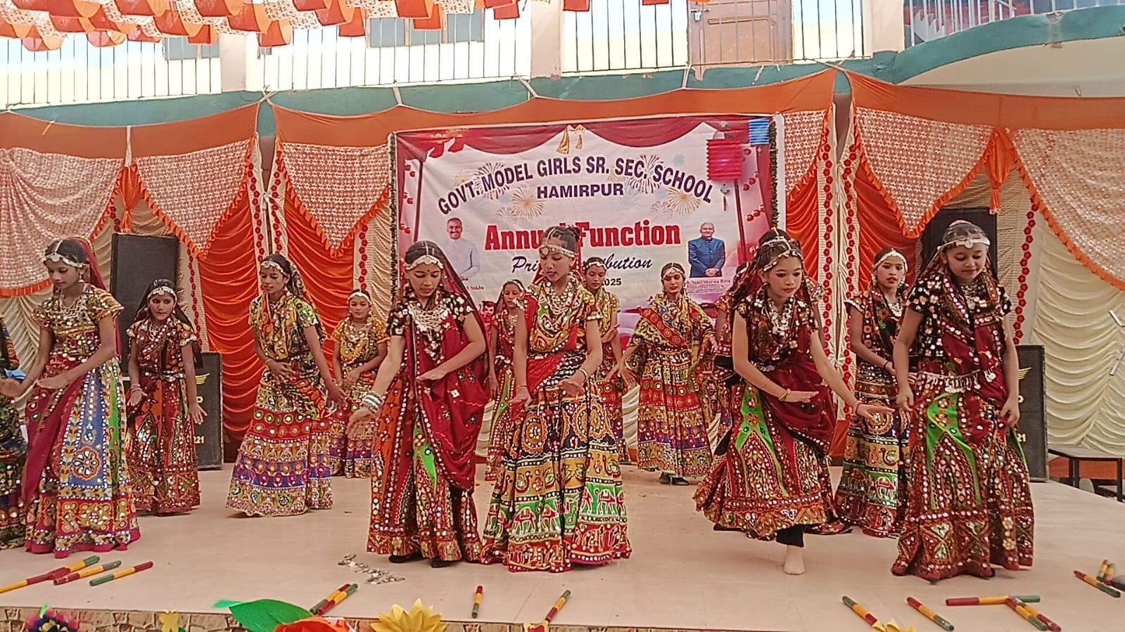 कन्या स्कूल हमीरपुर में वार्षिक समारोह के दौरान सज धजकर अपनी बारी का इंतजार करती छात्राएं। संवा