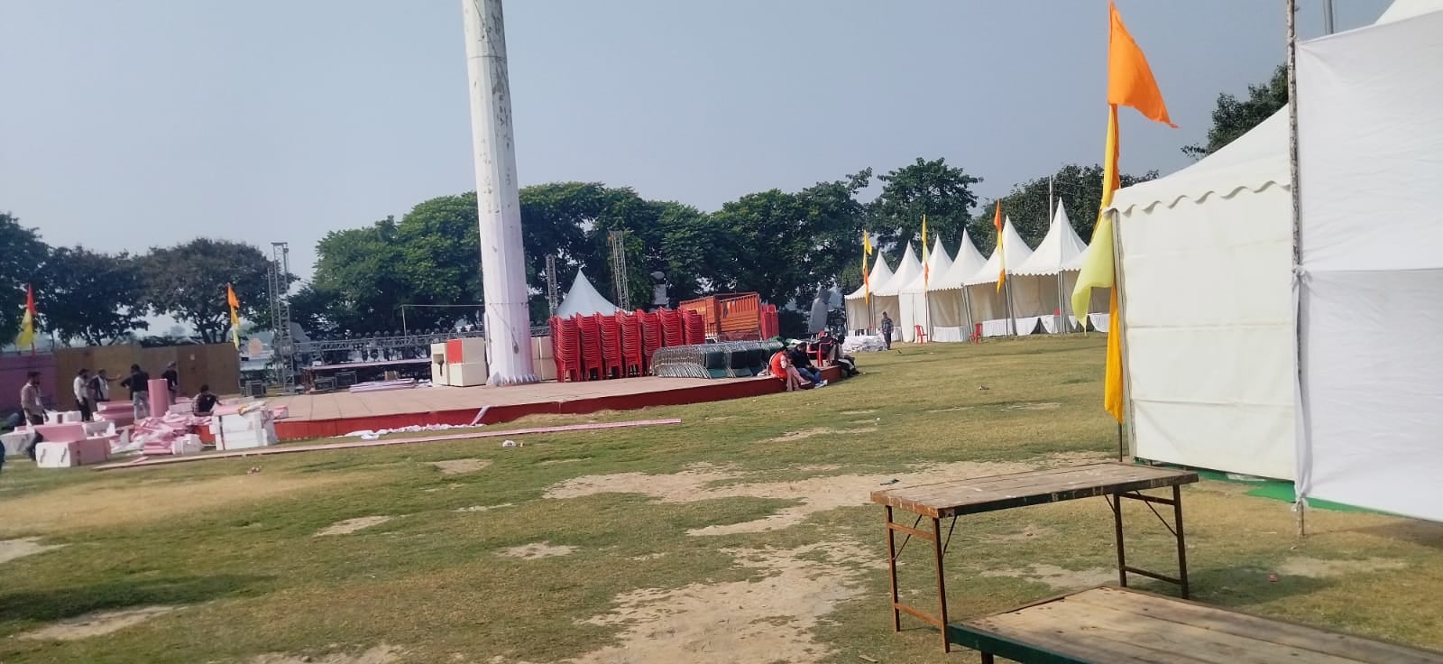 कुरुक्षेत्र। अंतरराष्ट्रीय गीता महोत्सव में सहभागी राज्य मध्यप्रदेश के पवेलियन में सजाया जा रहा