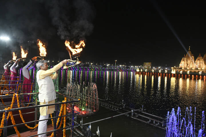 कुरुक्षेत्र। पवित्र ब्रह्मसरोवर तट पर सांध्यकालीन महाआरती करते कैलाश सैनी व  अन्य।