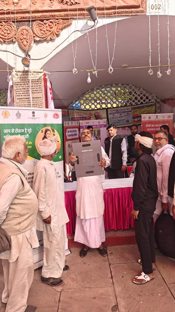 कुरुक्षेत्र। शिविर में मरीज का एक्स-रे करते कर्मचारी। संवाद कुरुक्षेत्र। शिविर में मरीज का एक्स-रे करते कर्मचारी। संवाद