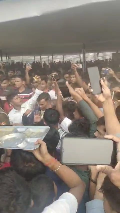 कैंटीन में परोसे गए खराब भोजन को लेकर स्लाइड्स गाइड्स ने जोरदार विरोध किया। स्रोत : वीडियोग्रैब
