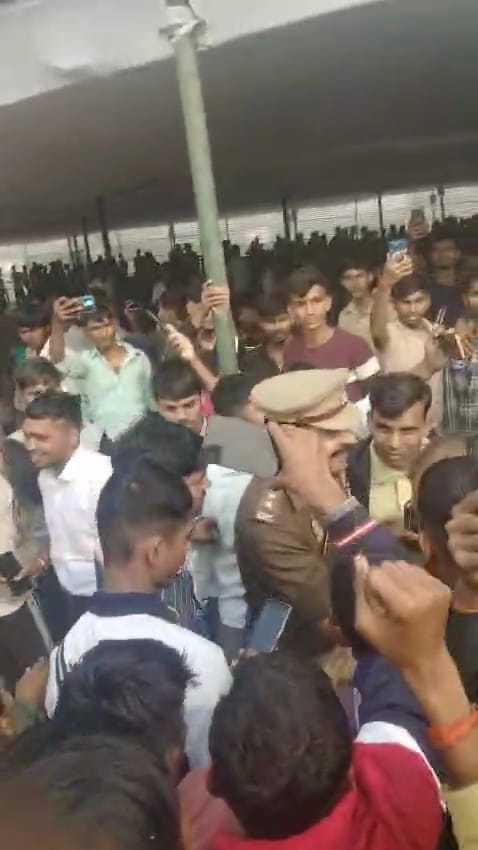 कैंटीन में परोसे गए खराब भोजन को लेकर स्लाइड्स गाइड्स ने जोरदार विरोध किया। स्रोत : वीडियोग्रैब