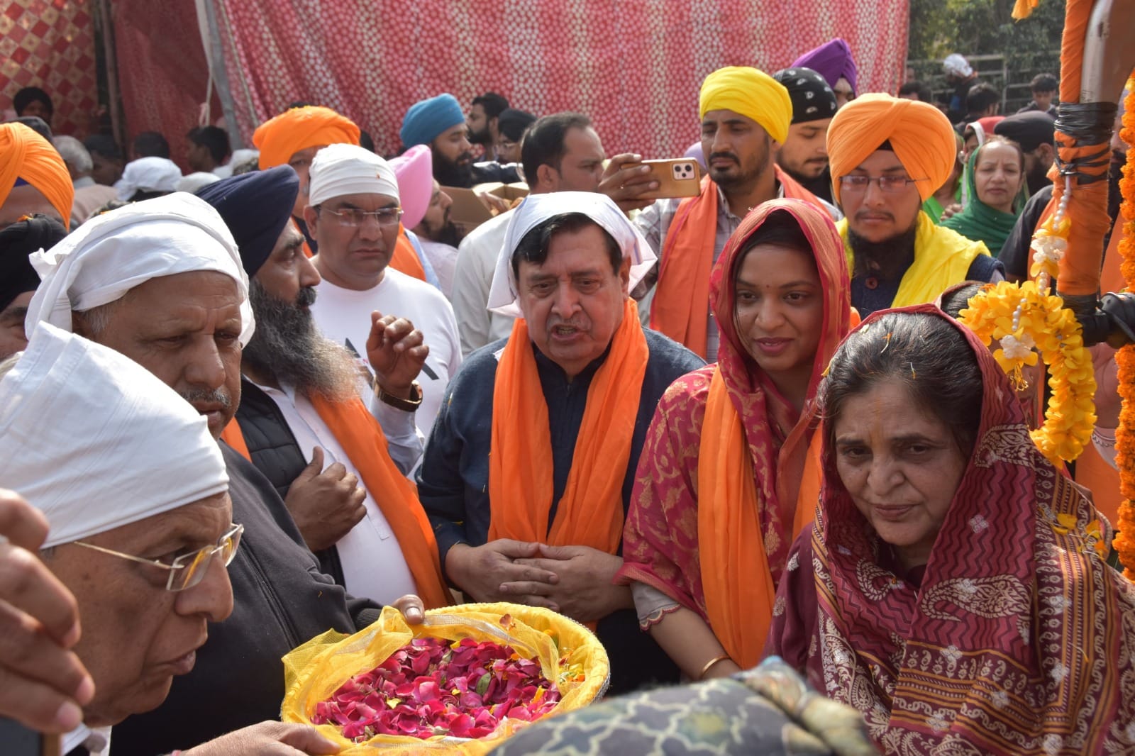 कैथल । नीम साहिब गुरूदवारा में गुरू जी को नमन करती जिला अध्यक्ष ज्योति सैनी कैथल । नीम साहिब गुरूदवारा में गुरू जी को नमन करती जिला अध्यक्ष ज्योति सैनी