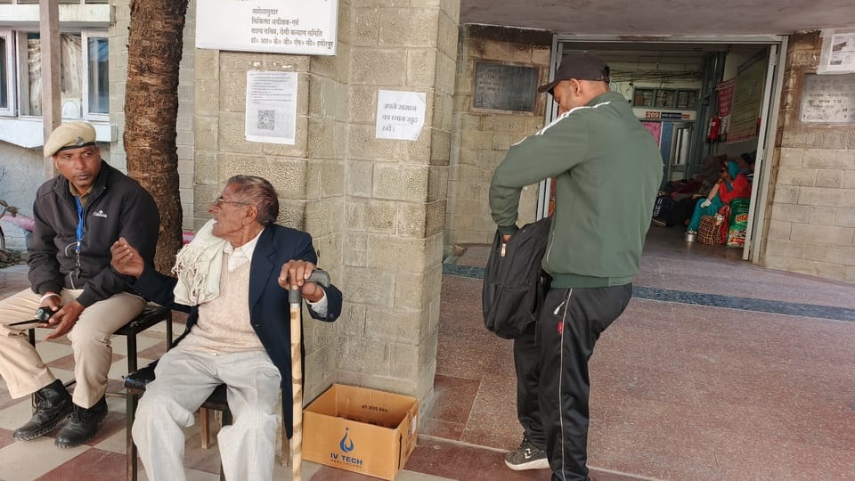 मेडिकल कॉलेज की आपातकालीन ओपीडी के बाहर तंबाकू उत्पादों को फैंकने के लिए लगे डस्टबीन। संवाद