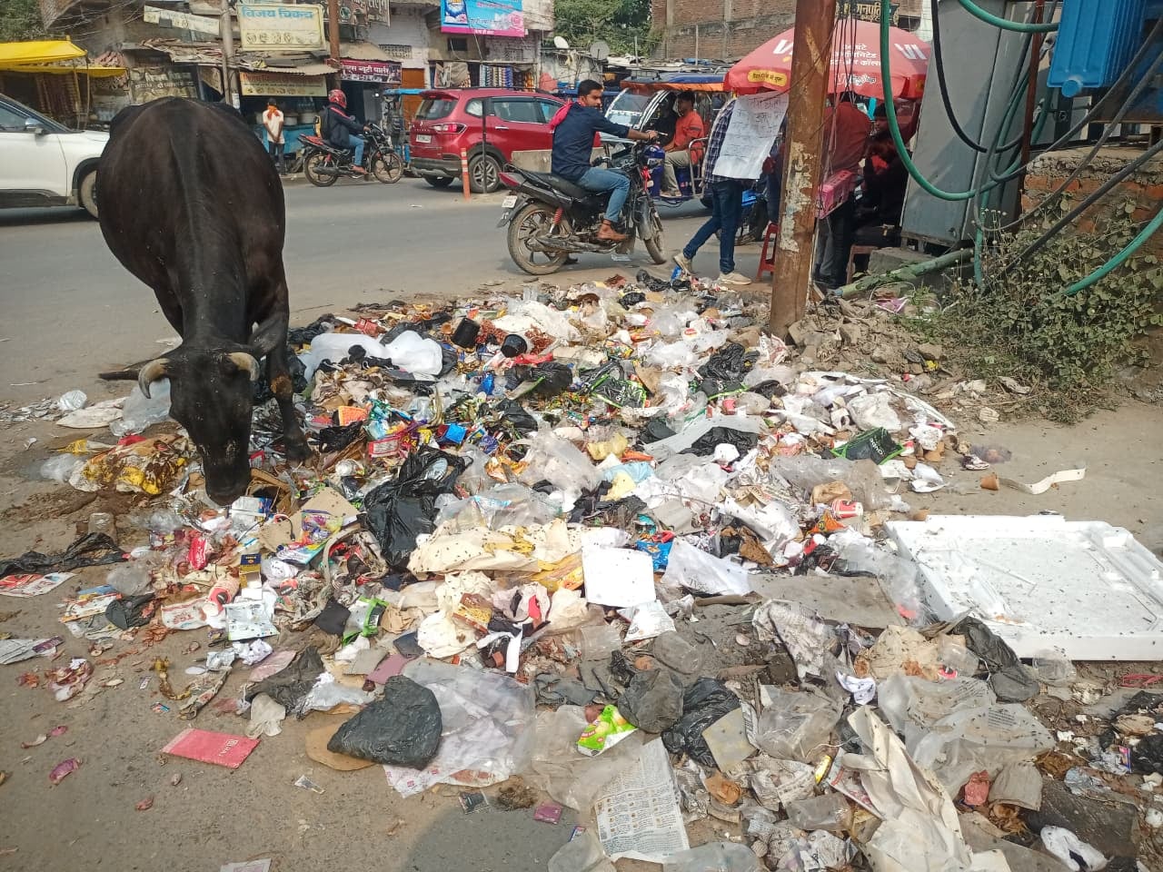 नगर के शहीद पार्क चौक में जलाया गया कूड़ा तथा निकलती आग की लपटे।संवाद नगर के शहीद पार्क चौक में जलाया गया कूड़ा तथा निकलती आग की लपटे।संवाद