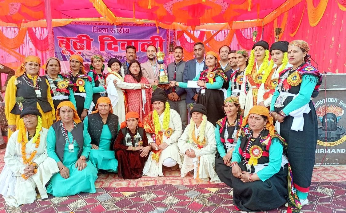 निरमंड के बूढ़ी दिवाली मेले के समापन अवसर पर प्रस्तुतियां देती कलाकार। संवाद निरमंड के बूढ़ी दिवाली मेले के समापन अवसर पर प्रस्तुतियां देती कलाकार। संवाद