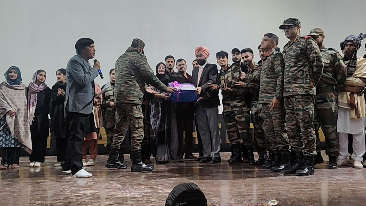 पुंछ लिंक अप दिवस पर घुड़दोड़ मं भाग लेते स्थानिय लोग