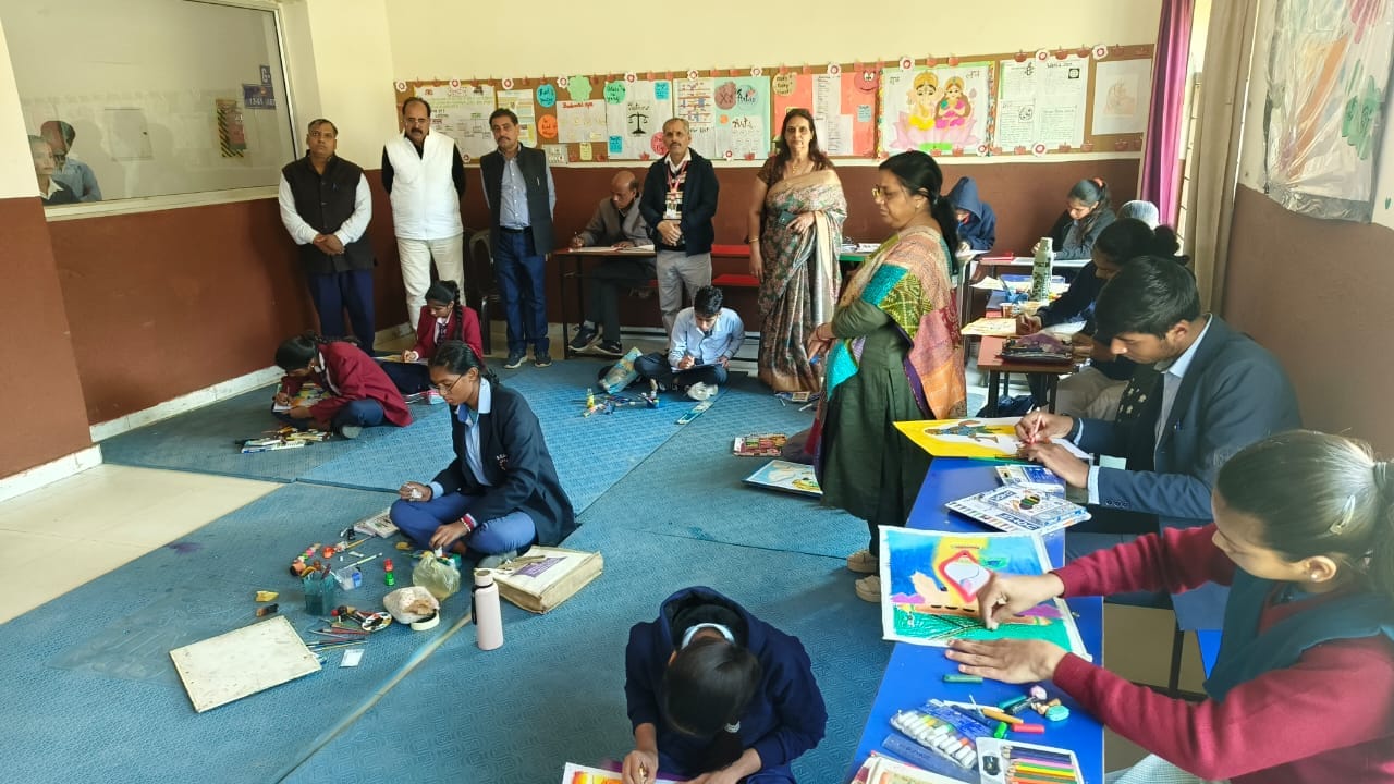 प्रतियोगिता के दौरान एकत्रित हुए प्रतिभागी व शिक्षक। स्रोत : विभाग