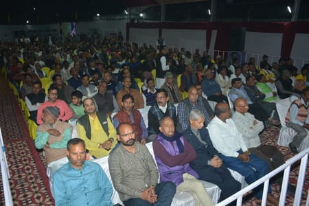 राजाजीपुरम सि्थत बाबा की बगिया में चल रही श्रीमद्भागवत कथा के सातवें यानी आखिरी दिन शनिवार को भ