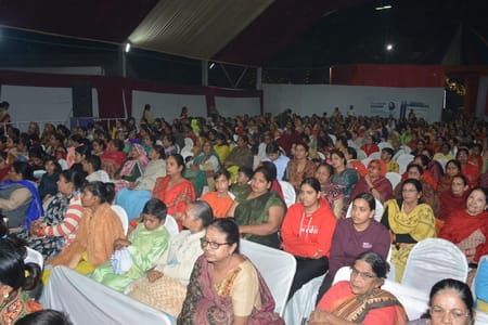 राजाजीपुरम सि्थत बाबा की बगिया में चल रही श्रीमद्भागवत कथा के सातवें यानी आखिरी दिन शनिवार को भ