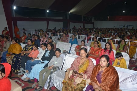 राजाजीपुरम सि्थत बाबा की बगिया में चल रही श्रीमद्भागवत कथा के सातवें यानी आखिरी दिन शनिवार को भ