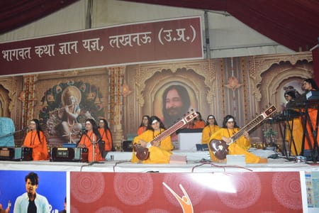राजाजीपुरम सि्थत बाबा की बगिया में चल रही श्रीमद्भागवत कथा के सातवें यानी आखिरी दिन शनिवार को भ