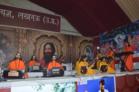 राजाजीपुरम सि्थत बाबा की बगिया में चल रही श्रीमद्भागवत कथा के सातवें यानी आखिरी दिन शनिवार को भ