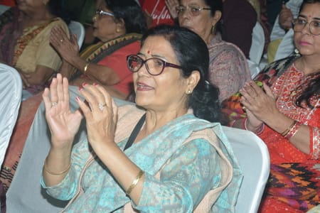 राजाजीपुरम सि्थत बाबा की बगिया में चल रही श्रीमद्भागवत कथा के सातवें यानी आखिरी दिन शनिवार को भ