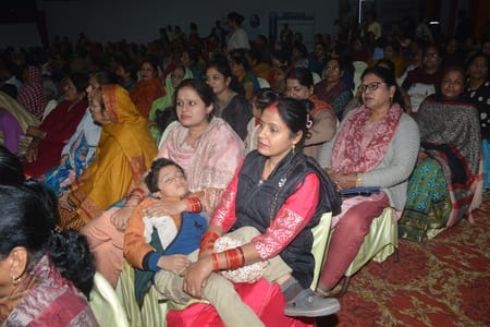 राजाजीपुरम सि्थत बाबा की बगिया में चल रही श्रीमद्भागवत कथा के सातवें यानी आखिरी दिन शनिवार को भ