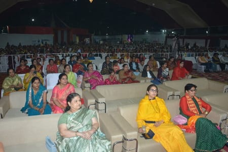 राजाजीपुरम सि्थत बाबा की बगिया में चल रही श्रीमद्भागवत कथा के सातवें यानी आखिरी दिन शनिवार को भ