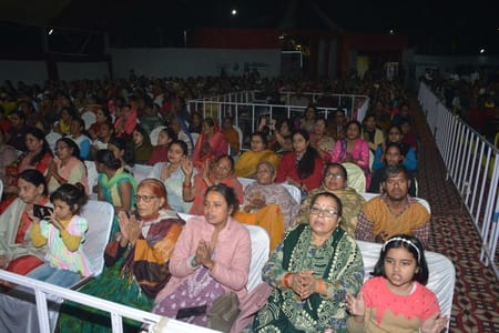 राजाजीपुरम सि्थत बाबा की बगिया में चल रही श्रीमद्भागवत कथा के सातवें यानी आखिरी दिन शनिवार को भ
