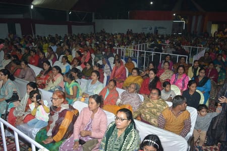 राजाजीपुरम सि्थत बाबा की बगिया में चल रही श्रीमद्भागवत कथा के सातवें यानी आखिरी दिन शनिवार को भ