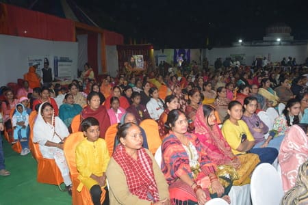 राजाजीपुरम सि्थत बाबा की बगिया में चल रही श्रीमद्भागवत कथा के सातवें यानी आखिरी दिन शनिवार को भ