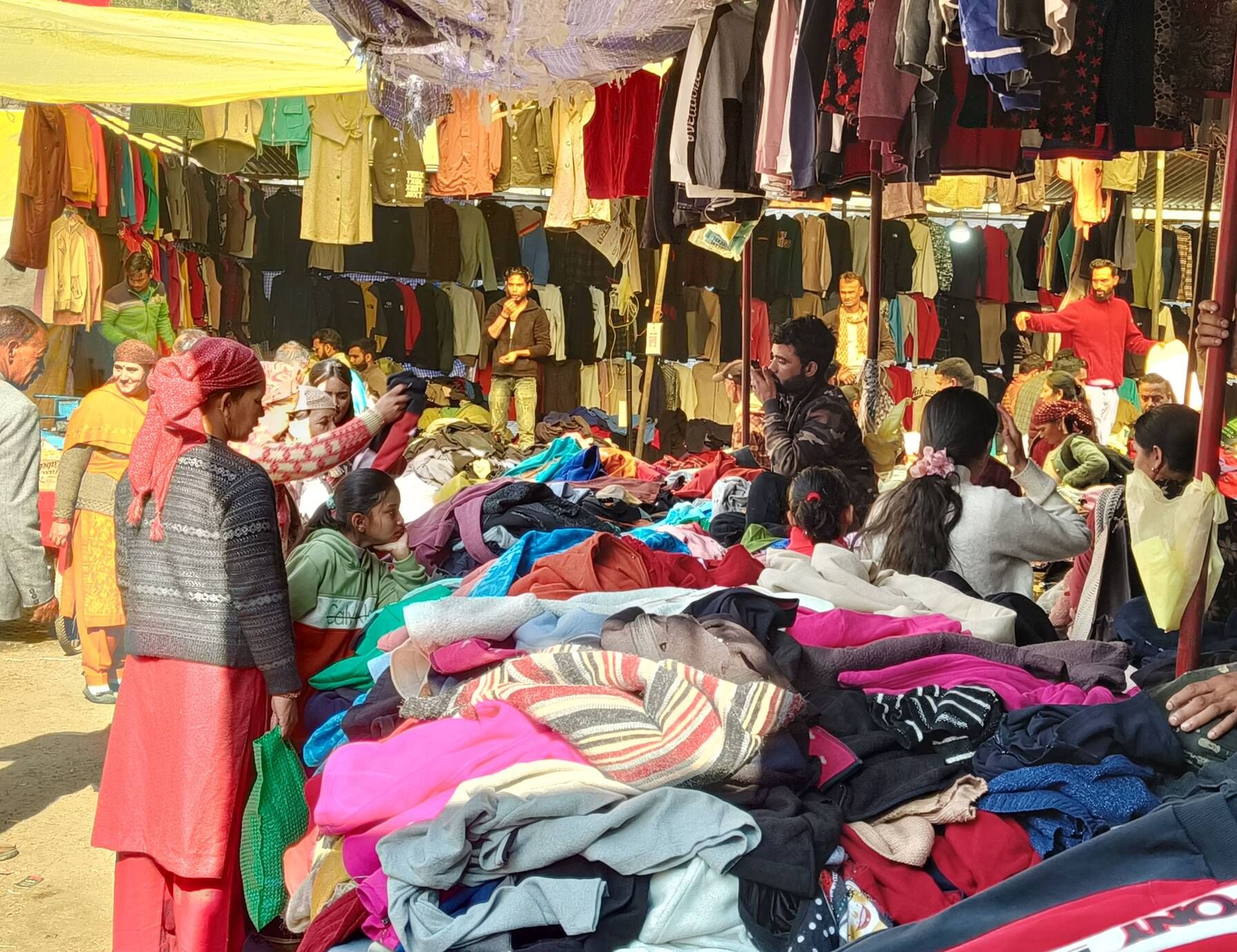 रामपुर में चल रही लवी मेले में रविवार को उमड़ी भीड़। संवाद