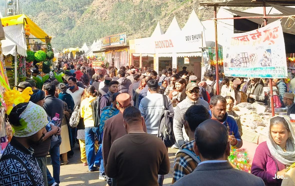 रामपुर में चल रही लवी मेले में रविवार को उमड़ी भीड़। संवाद