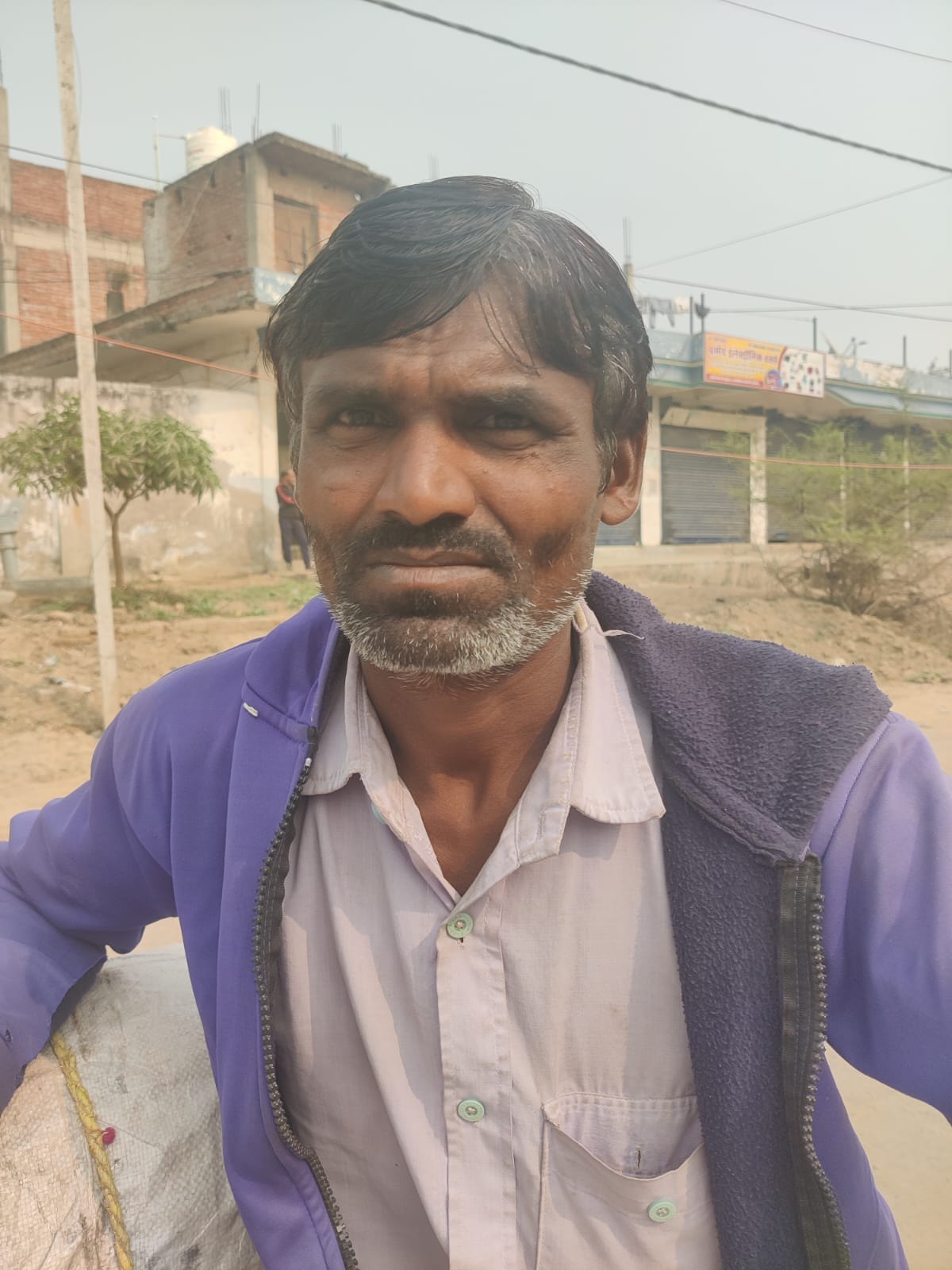 सिलेंडर न होने से बंद पड़ा गैस वितरण केंद्र। संवाद