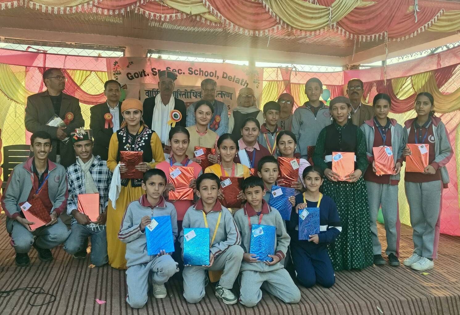 देलठ स्कूल के वार्षिक समारोह में मेधावियों को किया सम्मानित। स्रोत : स्कूल प्रबंधन