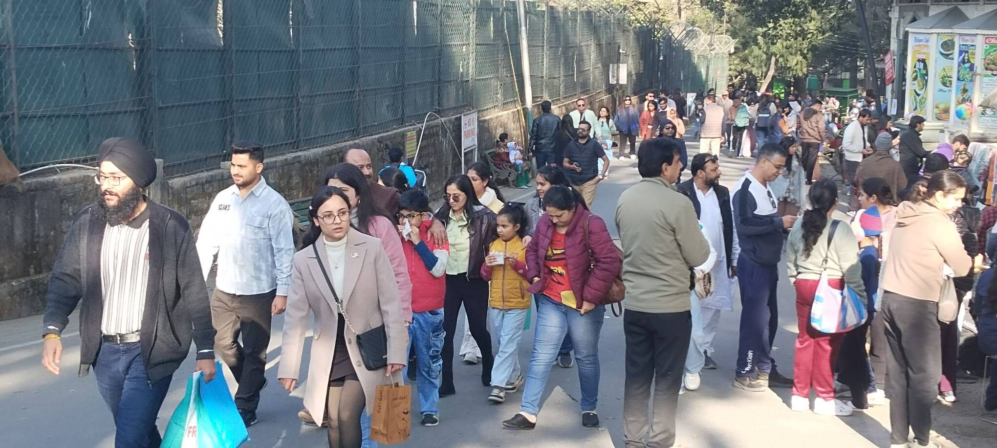 वीकेंड पर पर्यटक नगरी कसौली के बाजार में टहलते पर्यटक। संवाद