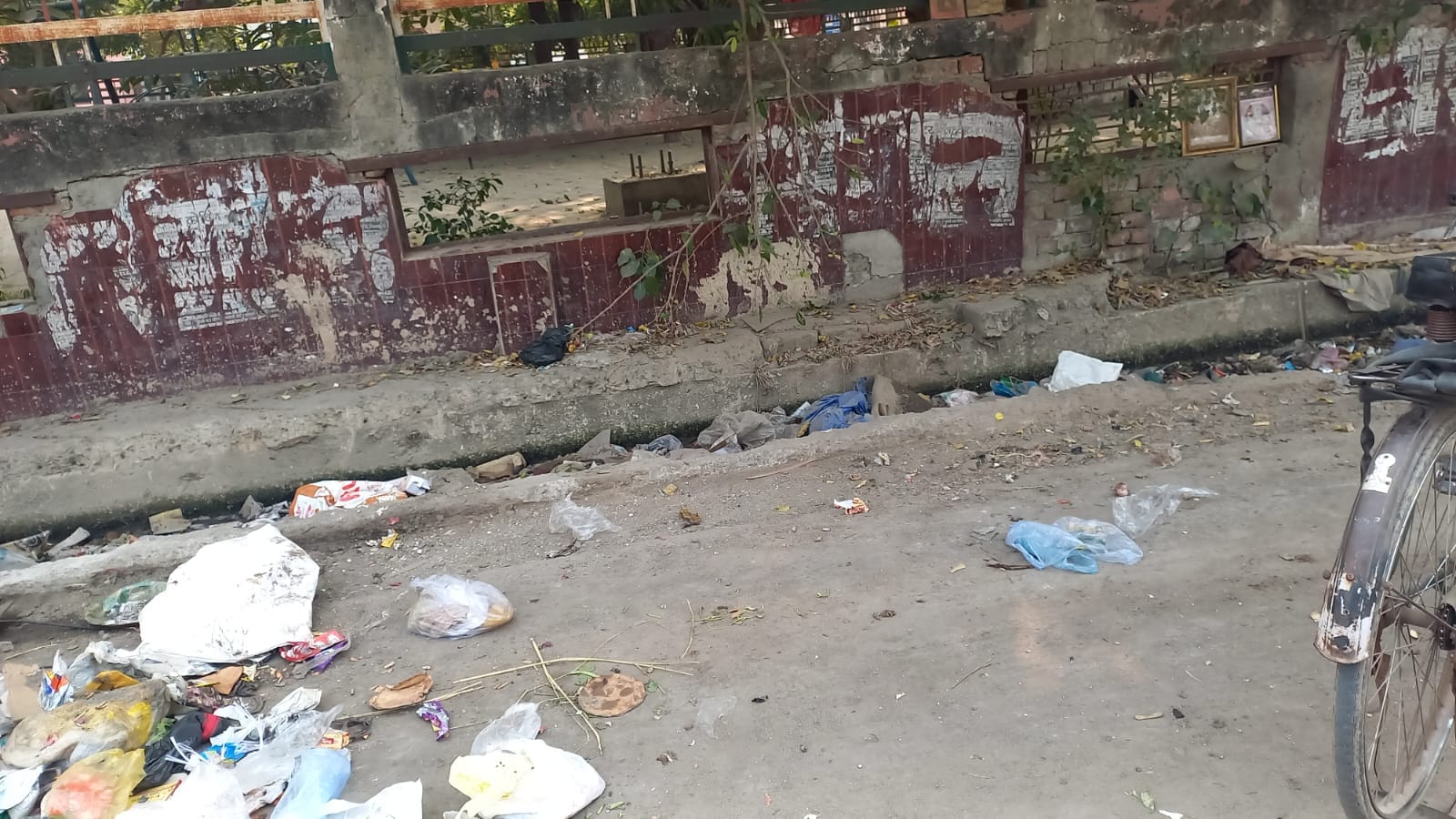 23jjrp02- रामलीला ग्राउंड के पास स्थित नाले में भरी गंदगी। संवाद 23jjrp02- रामलीला ग्राउंड के पास स्थित नाले में भरी गंदगी। संवाद