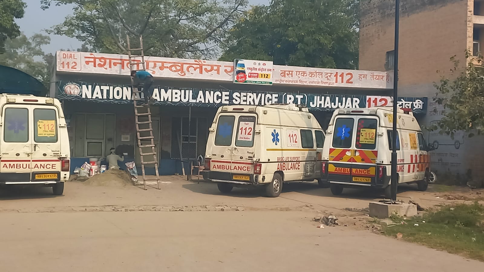 23jjrp11- शहर के शिव चौक के पास चल रहा बिल्डिंग निर्माण का काम। संवाद