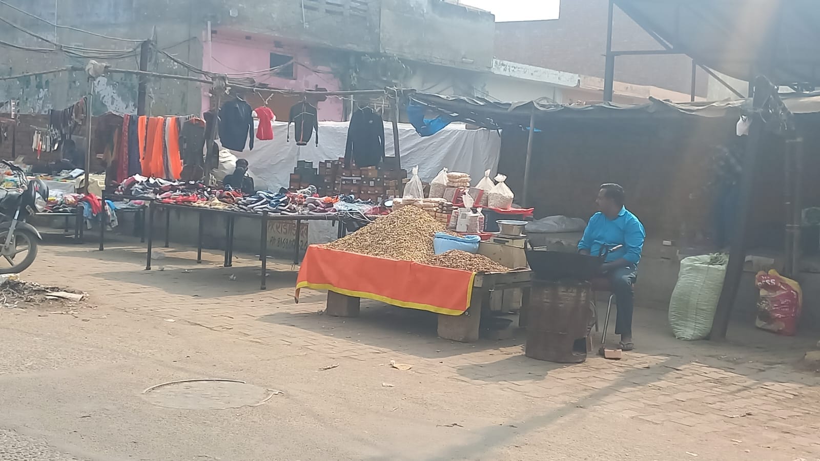 23jjrp11- शहर के शिव चौक के पास चल रहा बिल्डिंग निर्माण का काम। संवाद