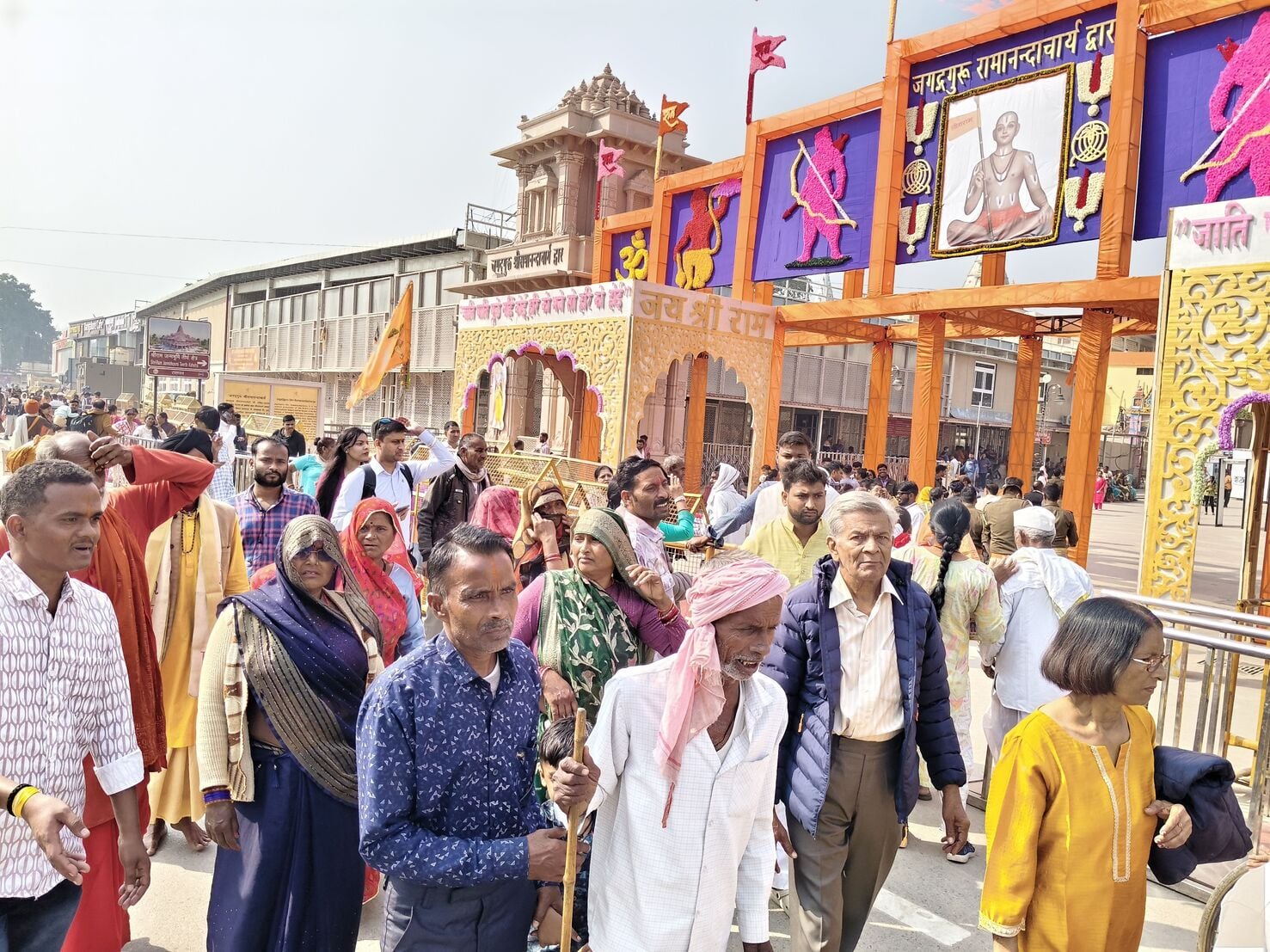 58-प्रधानमंत्री के प्रस्तावित कार्यक्रम को लेकर तैयारी में जुटे कर्मी।-संवाद 58-प्रधानमंत्री के प्रस्तावित कार्यक्रम को लेकर तैयारी में जुटे कर्मी।-संवाद