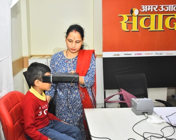 आधार शिविर में पहुंचे लोग।