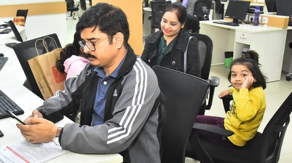 आधार शिविर में पहुंचे लोग।