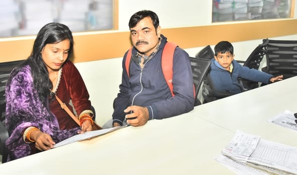 आधार शिविर में पहुंचे लोग।