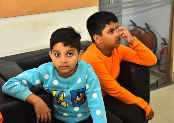 आधार शिविर में पहुंचे लोग।