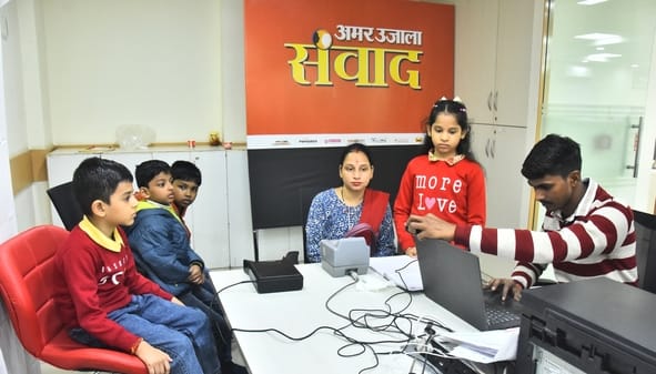 आधार शिविर में पहुंचे लोग।