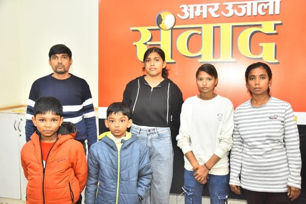 आधार शिविर में पहुंचे लोग।