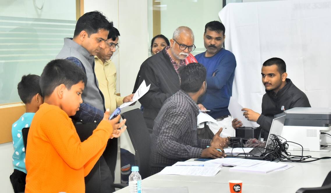 आधार शिविर में पहुंचे लोग।