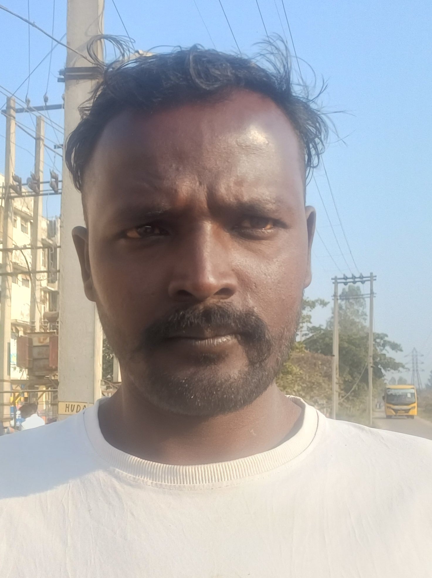 अंबाला छावनी के घसीटपुर स्थित वाटर ट्रीटमेंट प्लांट के सामने सड़क पर पड़ी मिट्टी। संवाद